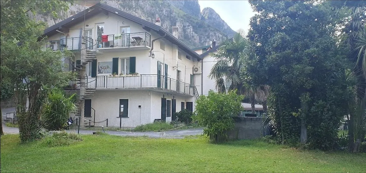 L For Lake Mandello del Lario 0*,
