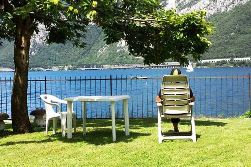 L For Lake Mandello del Lario