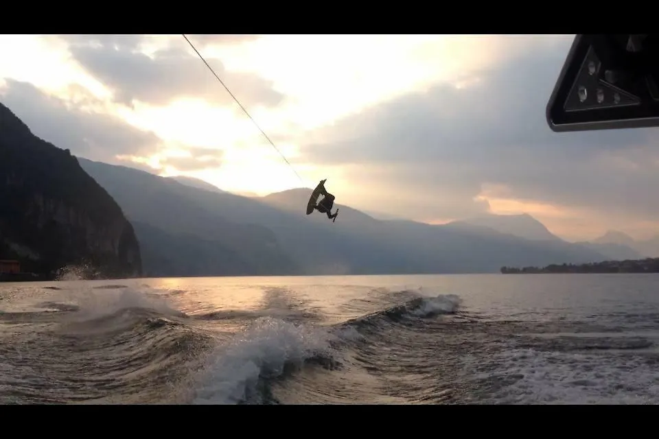 L For Lake Mandello del Lario 0*,