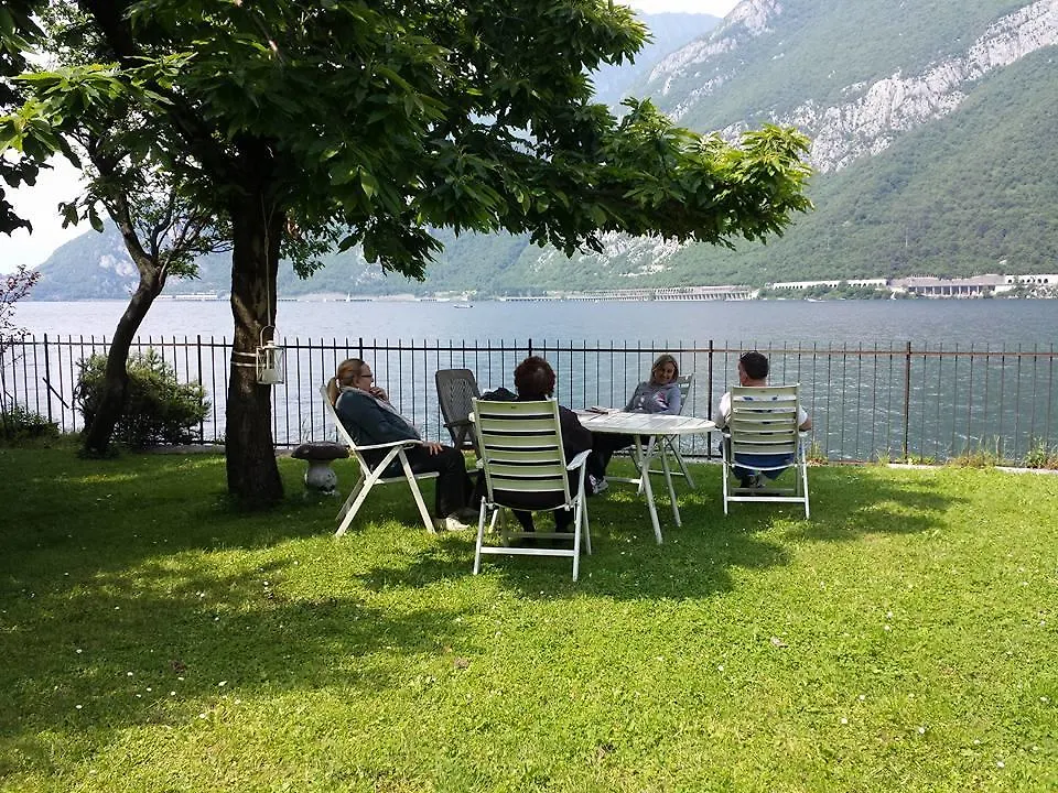 L For Lake Mandello del Lario Italia